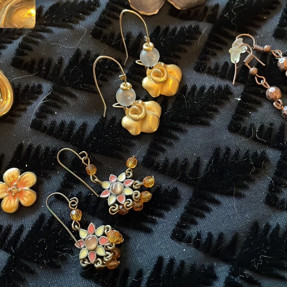 Collection of vintage post and french wire earrings. All costume. All pretty!! - Picture 3 of 7